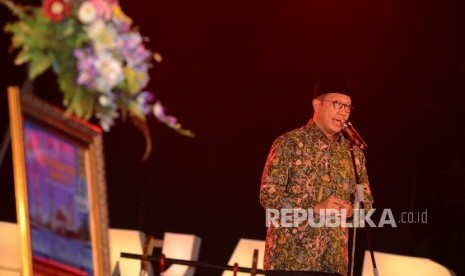  Menteri Agama Lukman Hakim Saifuddin memberikan kata sambutan saat malam Ta’aruf yang diadakan di Pendopo Kantor Gubernur NTB, Jumat (29/7) malam.(Republika/Raisan Al Farisi)