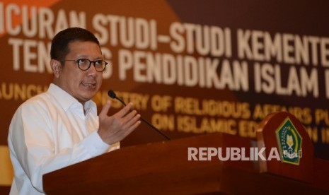  Menteri Agama Lukman Hakim Saifuddin memberikan kata sambutan sebelum membuka peluncuran Studi Pendidikan Islam yang diadakan di Auditorium HM Rasjidi Kementerian Agama, Jakarta, Rabu (23/11). 