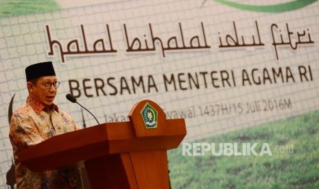 Menteri Agama Lukman Hakim Saifuddin memberikan kata sambutan saat mengikuti acara Halal Bi Halal di Gedung Kementerian Agama, Jakarta, Jumat (15/7)