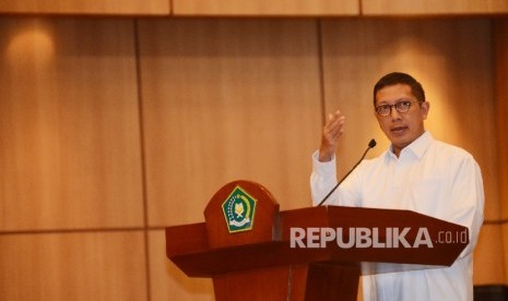 Menteri Agama Lukman Hakim Saifuddin memberikan kata sambutan sebelum membuka peluncuran Studi Pendidikan Islam yang diadakan di Auditorium HM Rasjidi Kementerian Agama, Jakarta, Rabu (23/11).