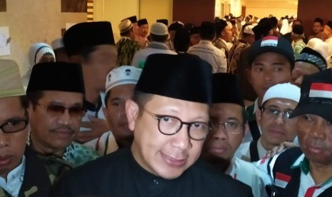 Menteri Agama Lukman Hakim Saifuddin memberikan keterangan pers kepada wartawan Media Center Haji di sela-sela acara Silaturahim NU se-Dunia yang ke-XVIII di daerah Jarwal, Makkah, Kamis (8/8). Menag meminta umat Islam bisa meneladani sosok KH Maimoen Zubair yang wafat di Makkah, pada Selasa (6/8). Sosok Mbah Maimoen dianggap sebagai tokoh umat dan milik bangsa. 