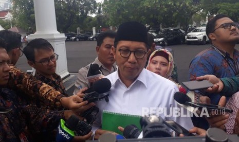 Menteri Agama Lukman Hakim Saifuddin memberikan keterangan terkait penyerangan sejumlah pemuka agama di berbagai daerah, Senin (12/2). 