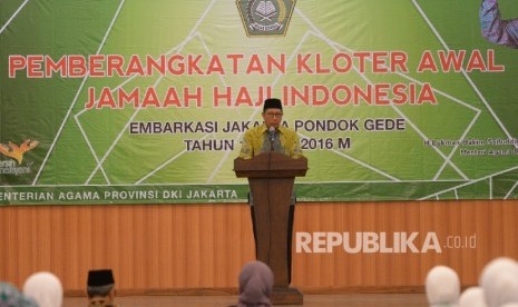  Menteri Agama Lukman Hakim Saifuddin memberikan paparan sebelum melepas keberangkatan  calon jamaah haji kloter 1 asal Jakarta menuju tanah suci di Asrama Haji Pondok Gede, Jakarta, Selasa (9/8). (Republika/ Wihdan)