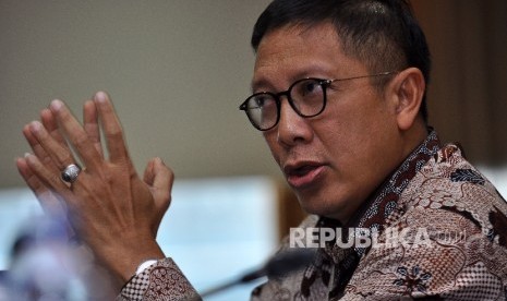 Menteri Agama Lukman Hakim Saifuddin memberikan paparannya saat klasifikasi hasil inverstigasi terkait tata kelola Umrah di Gedung Ombudsman RI, Jakarta, Rabu (4/10). 