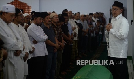 Menteri Agama Lukman Hakim Saifuddin memberikan pengantar sebelum melakukan shalat jenazah Almarhum Damanhuri Zuhri di Parung, Bogor, Jawa Barat, Senin (2/1).