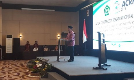 Menteri Agama Lukman Hakim Saifuddin memberikan sambutan even Annual Coneference on Research Proposal (ACRP) di Hotel Aston Bogor, Rabu (18/7). 