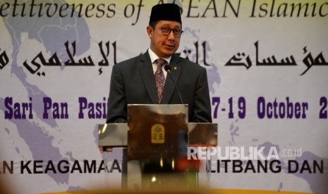  Menteri Agama Lukman Hakim Saifuddin memberikana arahan saat pembukaan Halaqah Ulama ASEAN 2017 di Jakarta, Selasa (17/10). 