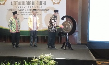 Menteri Agama Lukman Hakim Saifuddin membuka acara Ijtima Ulama Alquran Tingkat Nasional dengan memukul gong di El Hotel Royale Bandung, Senin (8/7) malam.