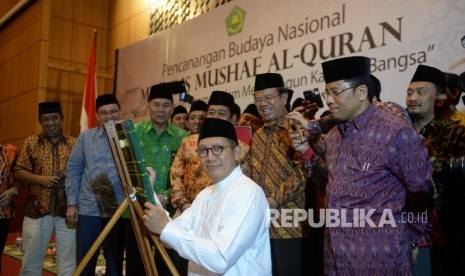 Menteri Agama Lukman Hakim Saifuddin membuka secara simbolis pencanangan budaya nasional menulis mushaf Alquran di Auditorium HM Rasjidi, Kementerian Agama, Jakarta, Rabu (12/10).