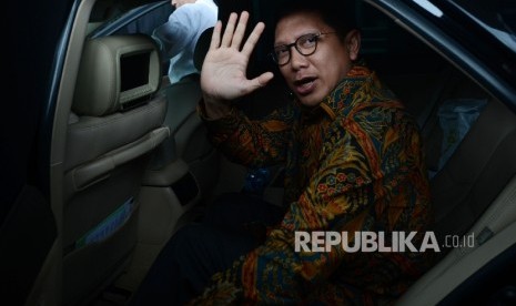 Menteri Agama Lukman Hakim Saifuddin menaiki kendaraannya seusai melakukan pertemuan dengan Pimpinan Komisi Pemberantasan Korupsi (KPK) di Gedung KPK Baru, Jakarta, Senin (6/2).