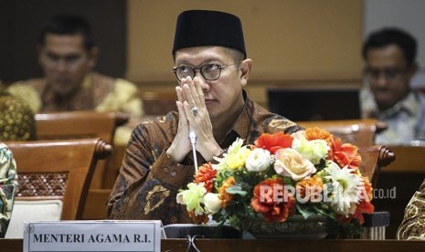 Menteri Agama Lukman Hakim Saifuddin mengikuti rapat kerja dengan Komisi VIII DPR di Kompleks Parlemen Senayan, Jakarta, Senin (4/6).