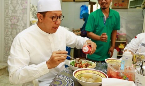 Menteri Agama Lukman Hakim Saifuddin menikmati mi ayam di sebuah warung kecil yang berada di belakang kantor Panitia Penyelenggara Ibadah Haji (PPIH) Daker Makkah di Syisya, Rabu (23/8).