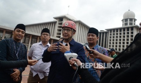  Menteri Agama Lukman Hakim Saifuddin meninjau proses membersihkan Masjid Istiqlal, Jakarta, Ahad (19/2). 