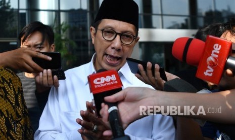 Menteri Agama Lukman Hakim Saifuddin menjawab pertanyaan wartawan seusai menjalani pemeriksaan di kantor KPK, Jakarta, Kamis (23/5/2019). 