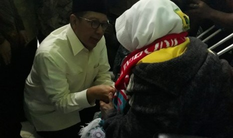 Menteri Agama Lukman Hakim Saifuddin menyambut kedatangan jamaah calon haji kelompok terbang (kloter) pertama dan kedua yang tiba di Asrama Haji Embarkasi Surabaya, Jawa Timur, Jumat (5/7).