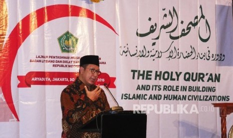 Menteri Agama Lukman Hakim Saifuddin menyampaikan pengarahannya pada pembukaan International Conference on The Holy Qur’an dengan tema The Holy Qur’an and It’s Role in Building Islamic and Human Civilizations di Jakarta, Selasa (30/8). 