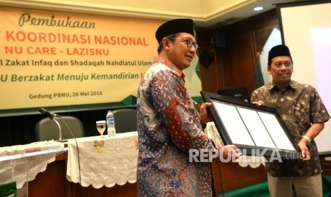 Menteri Agama Lukman Hakim Saifuddin menyerahkan surat izin penarikan zakat kepada Ketua PP Lazisnu Syamsul Huda 