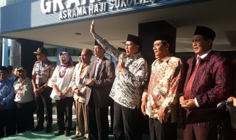 Menteri Agama Lukman Hakim Saifuddin saat melepas kloter satu jamaah calon haji embarkasi Surabaya di Asrama Haji Sukolilo, Surabaya, Selasa (17/7)