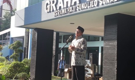 Religious Affairs Minister Lukman Hakim Saifuddin sees off the prospective hajj pilgrims at the embarkation port of Surabaya in East Java Province on Tuesday.