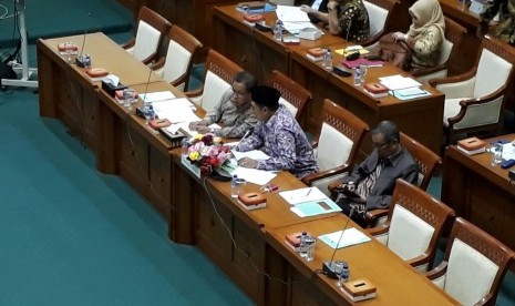 Menteri Agama Lukman Hakim Saifuddin saat menghadiri rapat bersama Komisi VIII di Kompleks DPR RI, Jumat (24/3). Menag menyetujui besaran BPIH 1438 H/2017 direct cost sebesar Rp 34.890.312.