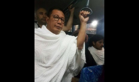 Menteri Agama Lukman Hakim Saifuddin sempat memejamkan mata dalam bus saat menuju Masjidil Haram dari terminal Jamarat, terminal terdekat dari Wisma Haji Indonesia di Makkah, Senin (19/6). 