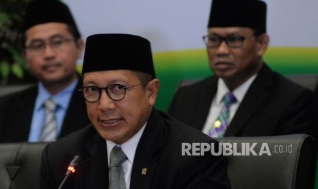 Menteri Agama Lukman Hakim Saifuddin (tengah)