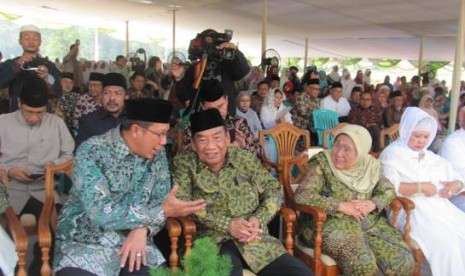 Menteri Agama Lukman Hakim Saifuddin tengah berbicara dengan pendiri pesantren modern sahid, Prof Dr Sukamdani Sahid Gitosardjono