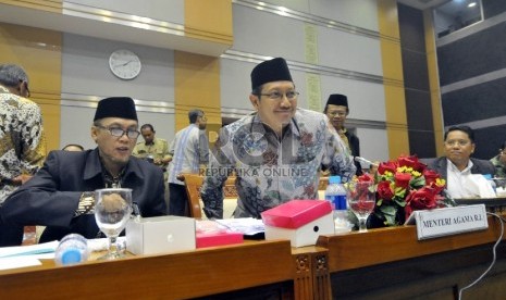 Menteri Agama Lukman Hakim Saifuddin (tengah) bersama Irjen Kemenag M Jasin ( kedua kiri) usai mengikuti rapat kerja dengan Komisi VIII DPR di Kompleks Parlemen, Senayan, Jakarta, Rabu (9/9). (Republika/Rakhmawaty La'lang)