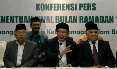 Menteri Agama Lukman Hakim Saifuddin (tengah) bersama Ketua Umum Majelis Ulama Indonesia (MUI) Din Syamsuddin (kanan) dan Wakil Ketua Umum MUI K.H. Maruf Amin (kiri) memberikan keterangan pers usai memimpin Sidang Itsbat Awal Ramadan 1436 H di Gedung Kemen