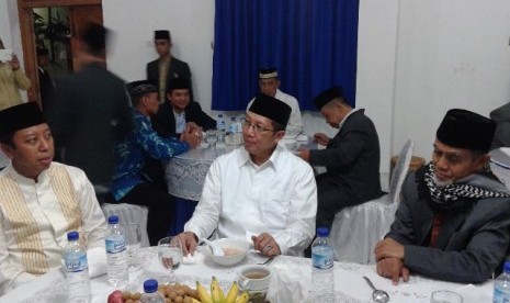 Menteri Agama Lukman Hakim Saifuddin (tengah) bersama Ketum DPP PPP, M Romahurmuzy (kiri).