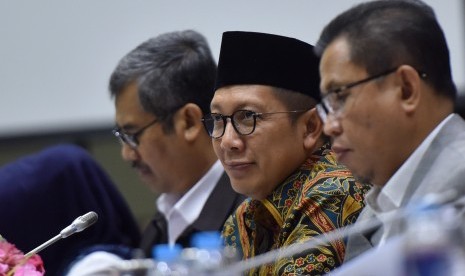 Menteri Agama Lukman Hakim Saifuddin (tengah) didampingi Dirjen Penyelenggaraan Haji dan Umroh Kemenag Abdul Djamil (kanan) mengikuti rapat kerja dengan Komisi VIII DPR di Kompleks Parlemen, Senayan, Jakarta, Senin (13/2).