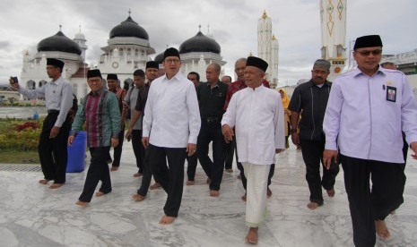 Menteri Agama Lukman Hakim Saifuddin (tengah) didampingi Imam Besar Masjid Raya Baiturrahman, Azman Ismail (kedua kanan) meninjau Masjid Raya Baiturrahman, di Banda Aceh, Selasa (10/10). 