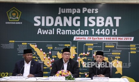 Menteri Agama Lukman Hakim Saifuddin (tengah) didampingi Ketua Komisi VIII Ali Taher (kiri) dan Ketua MUI Abdullah Jaidi (kanan) menyampaikan hasil Sidang Isbat penentuan awal Ramadan 1440 Hijriah di Kementerian Agama, Jakarta, Ahad (5/5/2019). 