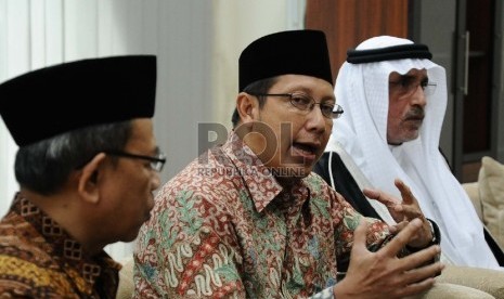 Menteri Agama Lukman Hakim Saifuddin (tengah), Duta Besar Arab Saudi untuk Indonesia, Mustafa Ibrahim Ali Al- Mubarak (kanan) berbicara kepada media usai menutup Musabaqah hafalan dan hadis tingkat nasional di kantor Kemenag, Jakarta, Selasa (11/3).