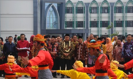 Menteri Agama Lukman Hakim Saifuddin (tengah) melihat pertunjukan tari saat menghadiri peresmian kampus baru Institut Agama Islam Negeri (IAIN) Salatiga, Jawa Tengah, Jumat (27/1). 