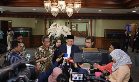 Menteri Agama, Lukman Hakim Saifuddin (tengah), memberikan keterangan saat tiba di Bandara Soekarno-Hatta, Banten, Sabtu (2/7) usai melakukan kunjungan kerja ke Arab Saudi untuk memantau persiapan pelaksanaan ibadah haji.