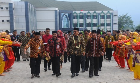 Menteri Agama Lukman Hakim Saifuddin (tengah) menghadiri peresmian kampus baru Institut Agama Islam Negeri (IAIN) Salatiga, Jawa Tengah. (Ilustrasi)