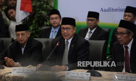 Menteri Agama Lukman Hakim Saifuddin (tengah) menyampaikan keputusan hasil sidang Itsbat penentuan awal puasa di Kementerian Agama, Jakarta, Jumat (26/5). Pemerintah memutuskan 1 Ramadan 1438 H disepakati jatuh pada Sabtu, 27 Mei 2017. 