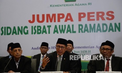 Menteri Agama Lukman Hakim Saifuddin (tengah) menyampaikan keputusan hasil sidang Itsbat penentuan awal puasa di Kementerian Agama, Jakarta, Jumat (26/5).