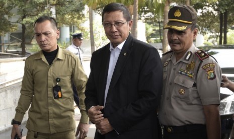 Menteri Agama Lukman Hakim Saifuddin (tengah) tiba di Gedung KPK untuk bertemu pimpinan KPK di Jakarta, Kamis (5/11). 