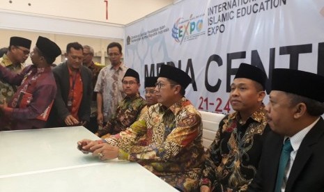 Menteri Agama Lukman Hakim Saifuddin (tiga kanan)