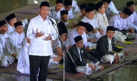   Menteri Agama Lukman Hakim Saifudin berpidato dalam acara Dzikir Nasional 2014 di Masjid At-Tin, Jakarta, Rabu (31/12). 