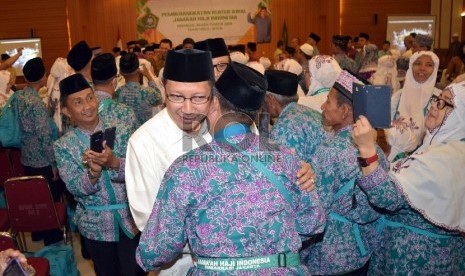 Menteri Agama Lukman Hakim Saifudin bersalaman usai melepas calon Jamaah haji Kloter pertama asal Jakarta dan Bekasi secara simbolik di Asrama Haji Pondok Gede, Jakarta, Jumat (21/8).  (Republika/Rakhmawaty La'lang). 