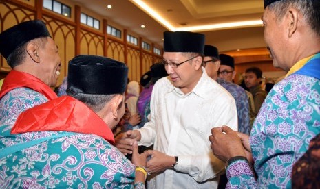 Menteri Agama Lukman Hakim Saifudin bersalaman usai melepas calon Jamaah haji Kloter pertama asal Jakarta dan Bekasi