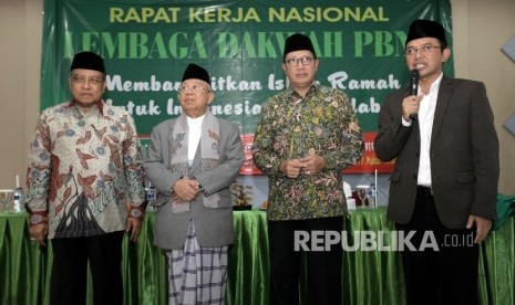 Menteri Agama, Lukman Hakim Saifudin (kedua kanan), Ketua Umum Pengurus Besar Nahdatul Ulama (PBNU) Said Aqil Siradj (kiri), Rais Am PBNU Ma'ruf Amin (kedua kiri), dan Ketua LD-PBNU Maman Imanul Haq (kanan) saat menghadiri pembukaan Rapat Kerja Nasional LD PBNU.