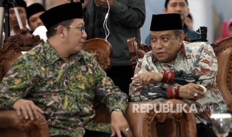  Menteri Agama Lukman Hakim Saifudin (kiri) berbincang bersama Ketua Umum Pengurus Besar Nahdatul Ulama (PBNU) Said Aqil Siradj (kanan) saat menghadiri pembukaan Rapat Kerja Nasional Lembaga Dakwah PBNU di Pondok Pesantren Al-Tsaqafah, Jakarta, Senin (20/2).