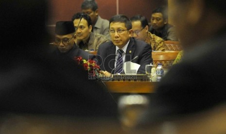 Menteri Agama Lukman Hakim Saifudin mengikuti rapat kerja dengan Komisi VIII DPR RI terkait Biaya Penyelenggaraan Ibadah Haji (BPIH) pada tahun 2015 di Komisi VIII Kompleks Parlemen Senayan, Jakarta, Rabu (22/4).