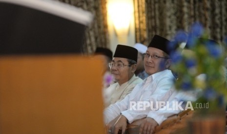 Menteri Agama Lukman Hakim Saifuddin (kanan), bersama Ketua Umum Ikatan Dai Indonesia (Ikadi) Ahmad Satori Ismail saat Pembukaan Munsyawarah Nasional ke-2 Ikatan Dai Indonesia (Ikadi) di Asrama Haji Bekasi, Jawa Barat, Jumat (12/2). 