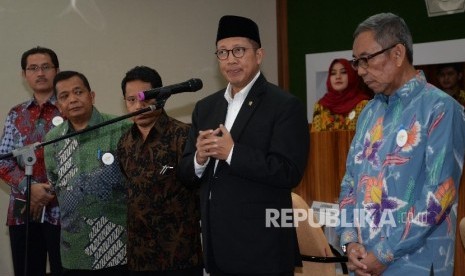  Menteri Agama Lukman Hakim Syaifuddin didampingi Sekjen Kemenag Nur Syam (kanan), saat peresmian kantor Pelayanan Terpadu Satu Pintu (PTSP) Kementerian Agama (Ilustrasi)