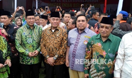 Menteri Agama Lukman Hakim Syaifuddin (kedua kiri) didampingi Menteri Pertahanan Ryamizard Ryacudu (tengah) dan Ketua Umum PBNU Said Aqil Siradj (kanan) bersama para tokoh agama mengikuti Apel Kebhinekaan Lintas Iman Bela Negara, di Lapangan Banteng, Jakar